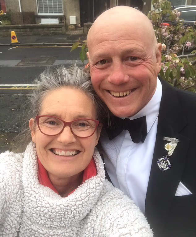 Il grande scozzese del rugby Scott Hastings (a destra) è morto il giorno del compleanno della sua defunta moglie Jenny (a sinistra). Jenny è morta dopo essere scomparsa mentre nuotava a Wardie Bay, Edimburgo nel 2024