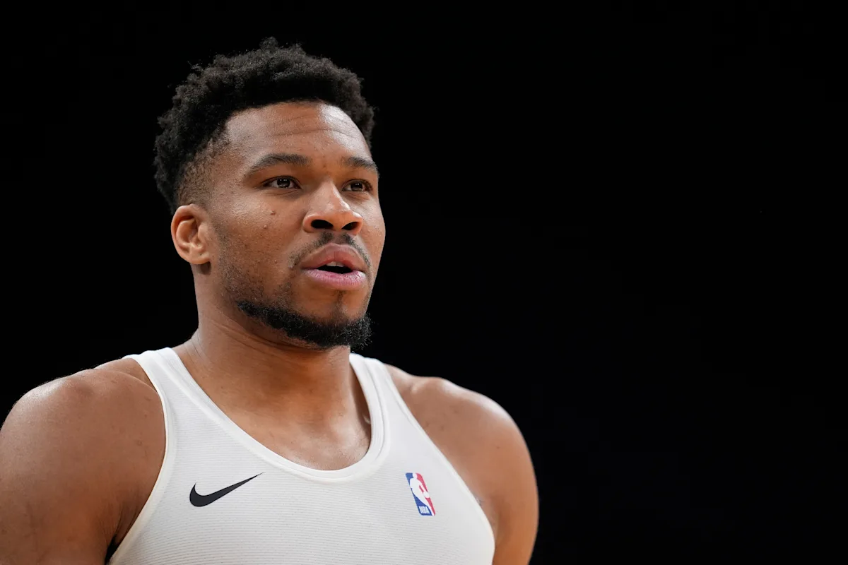 Secondo quanto riferito, Giannis Antetokounmpo è stato ceduto agli Heat in uno scambio di successo che segna la fine di un'era per i Bucks