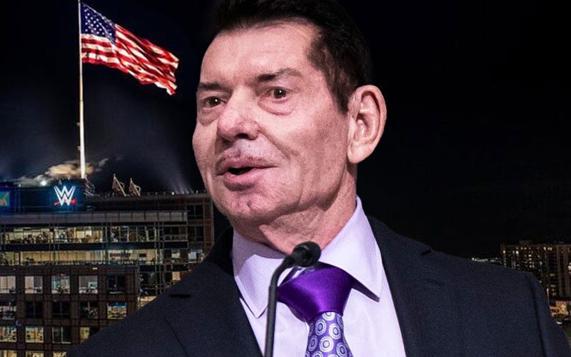 Secondo quanto riferito, Vince McMahon ha ignorato l'avvertimento sulla gigantesca bandiera del quartier generale della WWE