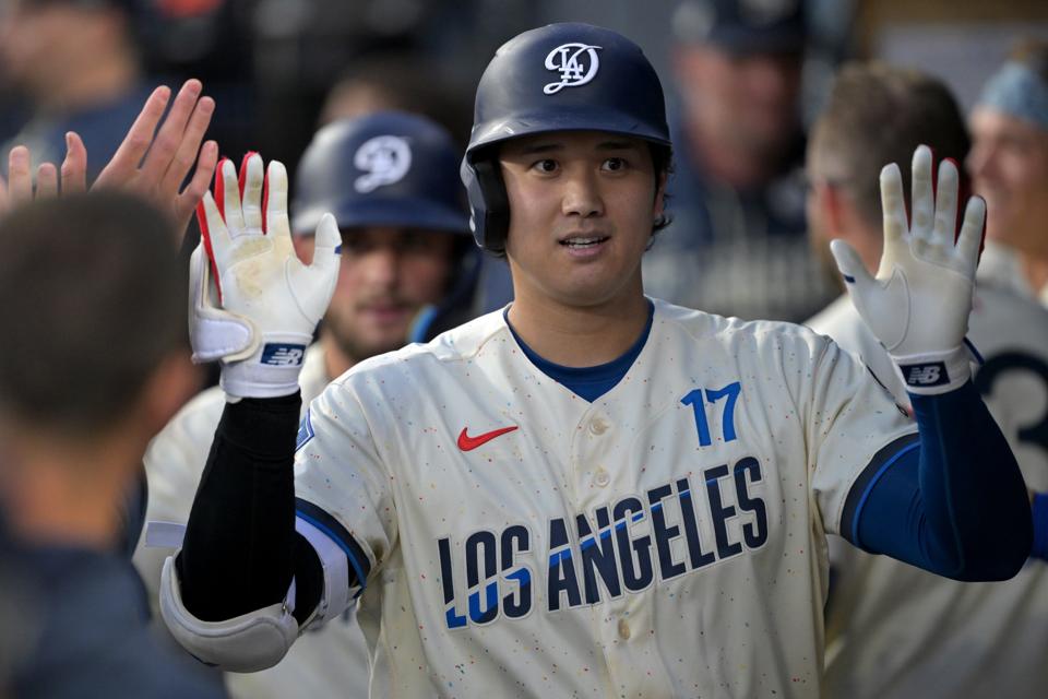 Shohei Ohtani dei Los Angeles Dodgers inciampa nel tentativo di conquistare la settima vittoria