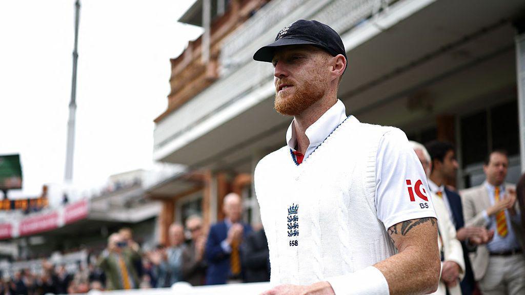 Stokes lasciò la squadra inglese e Root divenne il capitano