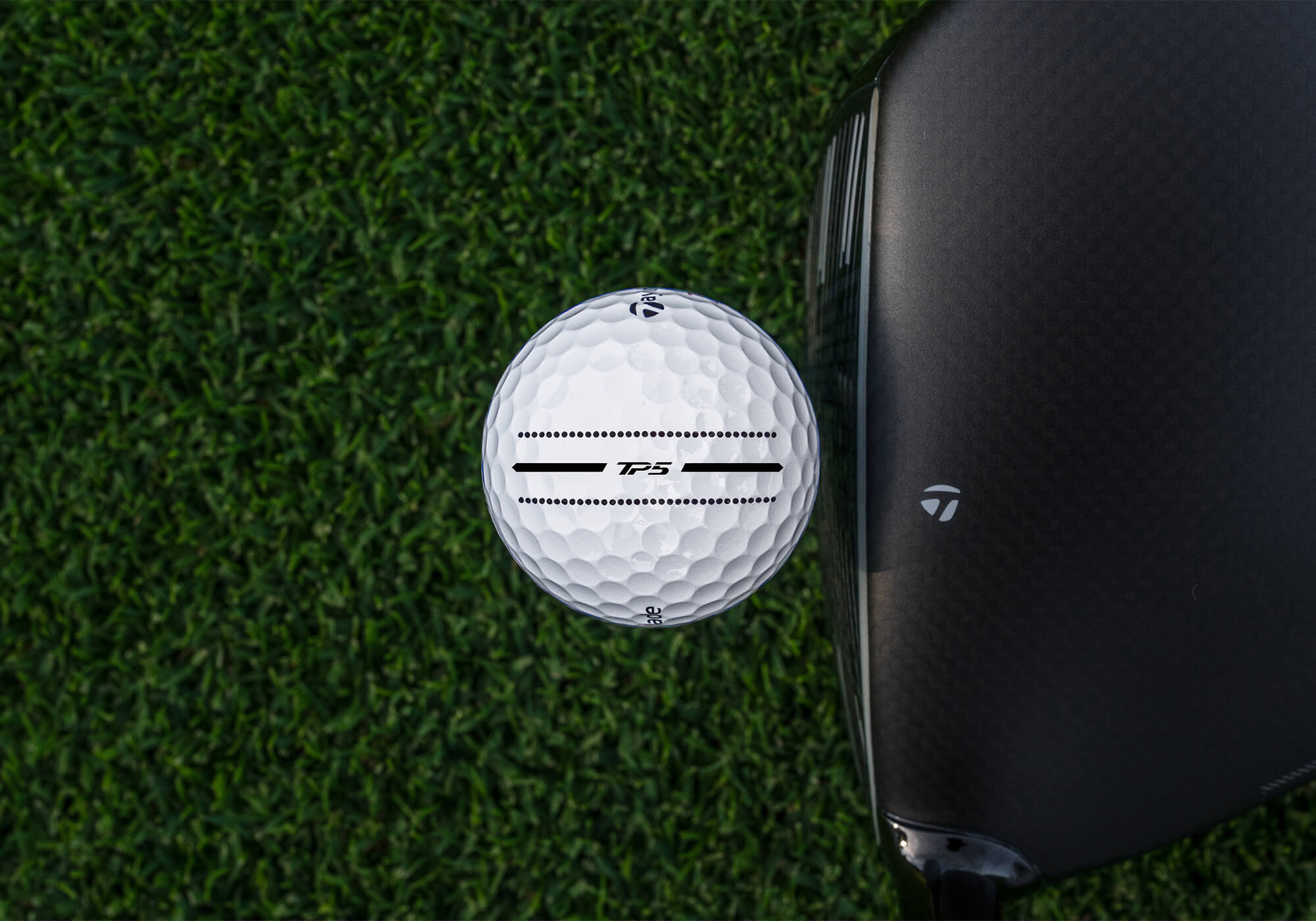 Striscia TaylorMade TP5 Performance sul viso del pilota.