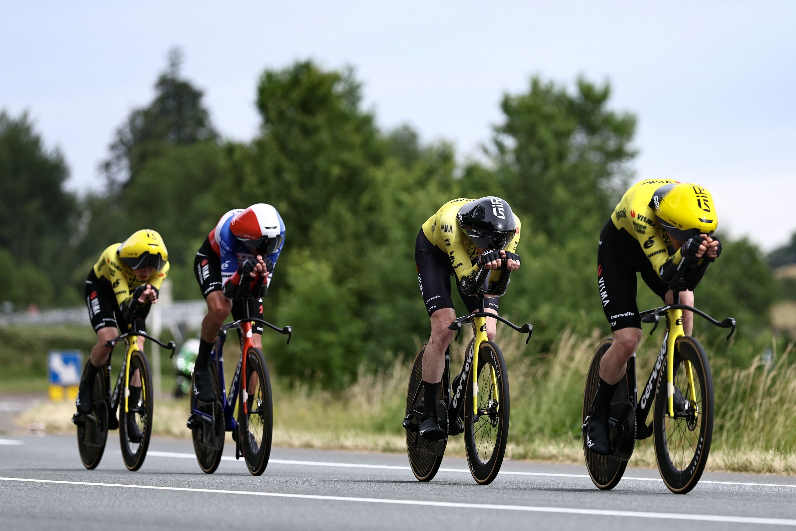 Tour Auvergne-Rhône-Alpes: Visma-Lease a Bike power per vincere la cronometro a squadre nella fase 3, ma Baudin dell'EF mantiene la maglia gialla dopo la scossa della classifica generale.