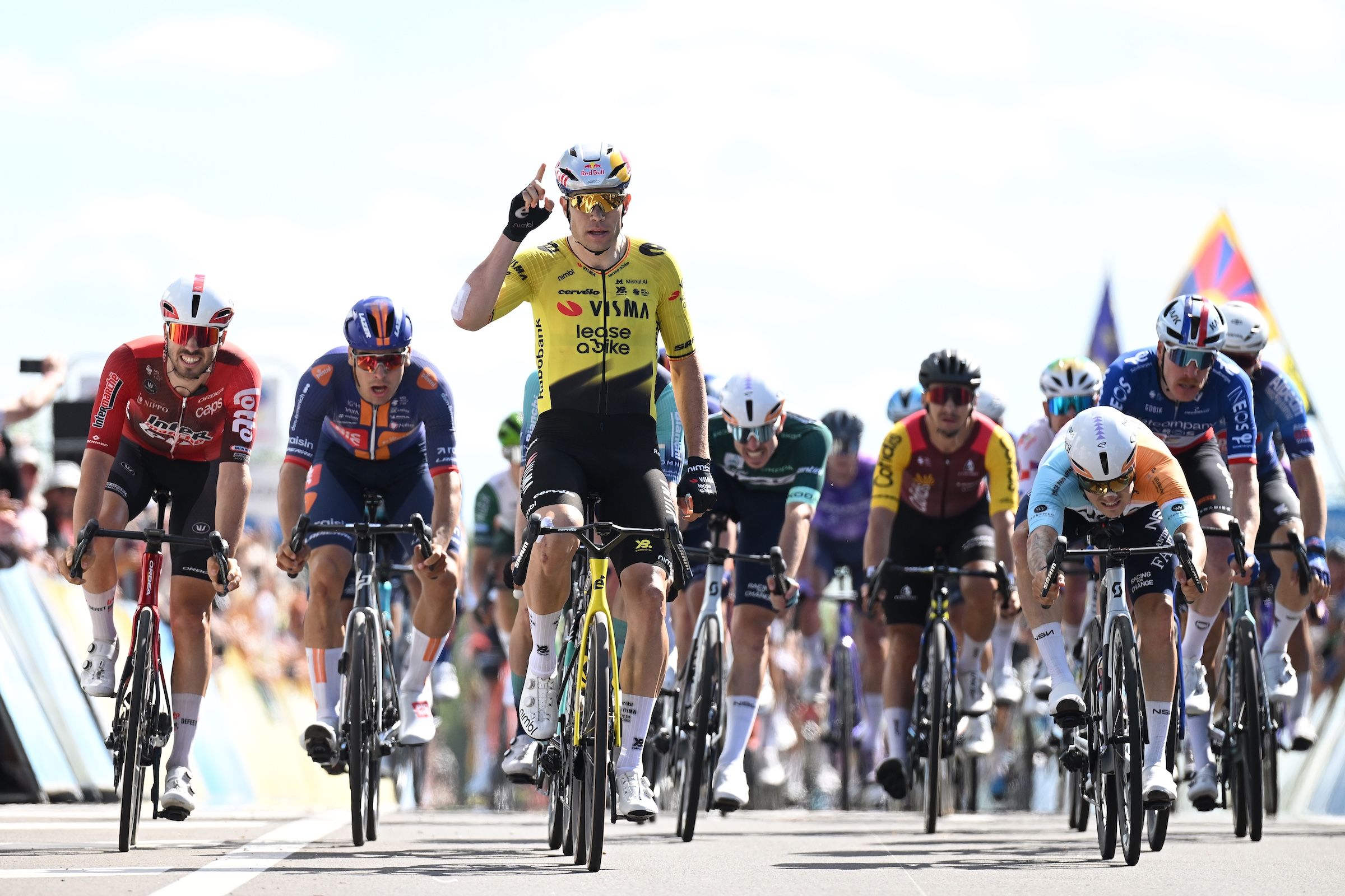 Tour Auvergne-Rhône-Alpes: Wout van Aert risponde ai dubbi con una schiacciante vittoria di tappa 5