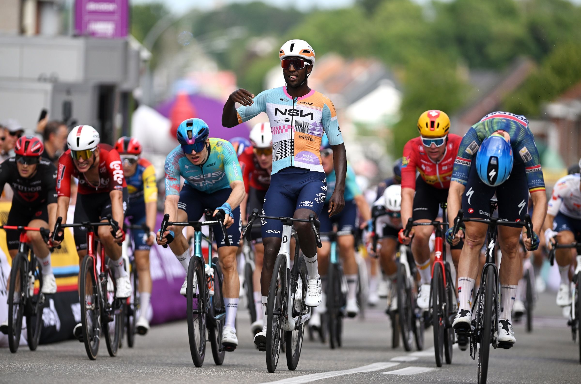 Tour of Balois Belgio: Biniam Girmay ha vinto la gara di apertura in uno sprint di gruppo infuocato