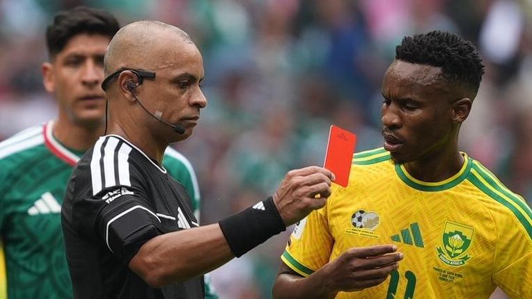 Tre sono stati espulsi quando il Messico ha battuto il Sudafrica nella prima partita della Coppa del Mondo