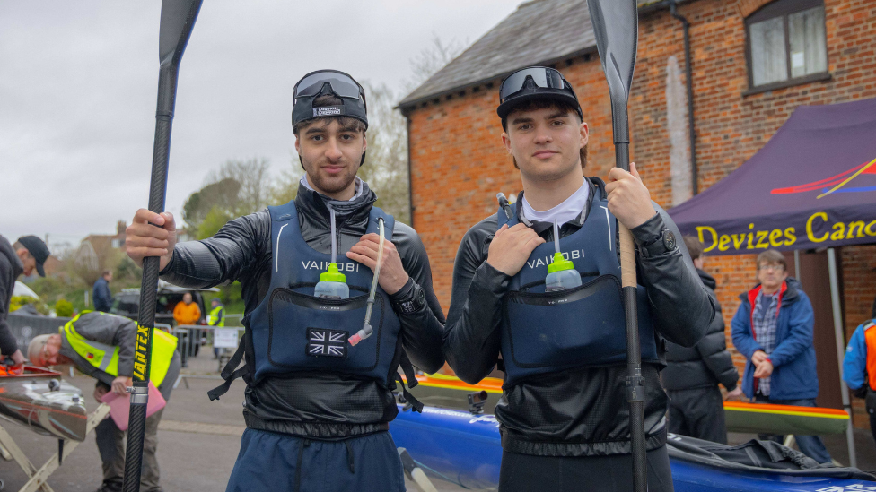 Una coppia di canoisti gareggia in una gara di kayak nella natura selvaggia di 1.000 miglia