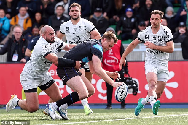 Stafford McDowall dei Glasgow Warriors segna la prima meta della sua squadra contro Tolone