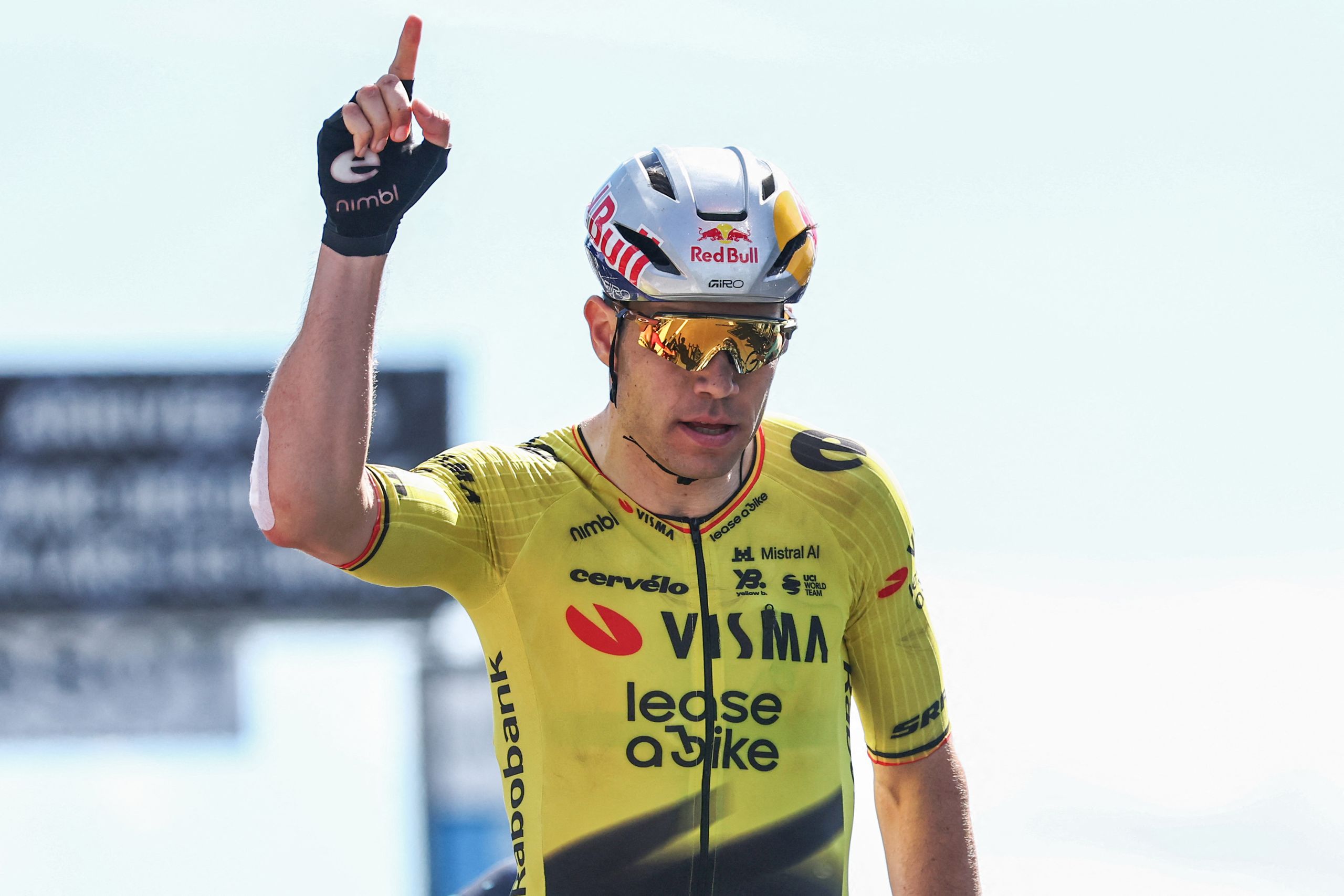 Wout van Aert potrebbe avere sepsi, un intervento chirurgico per pulire il gomito infetto lo esclude dal Tour de France